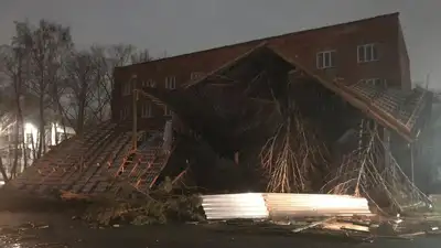 Ветер обрушил кровлю здания в Павлодарской области, фото - Новости Zakon.kz от 08.03.2023 10:24