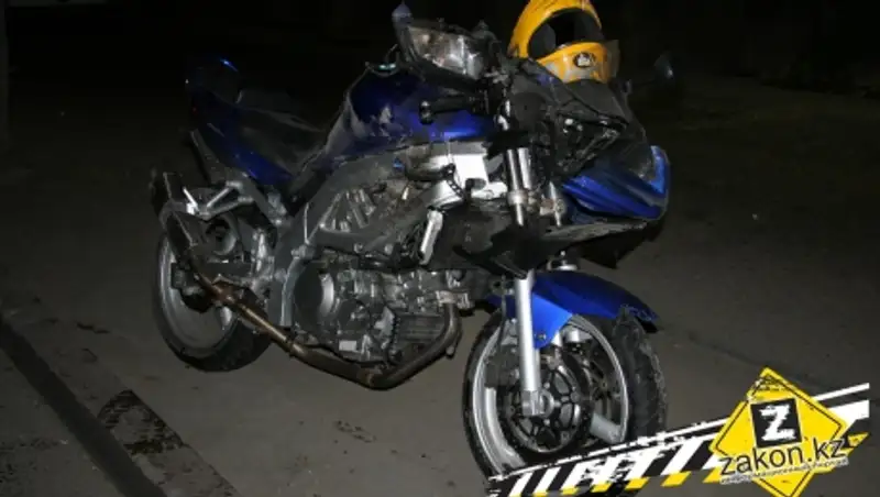 В Алматы мотоциклист попал в ДТП, не справившись с управлением