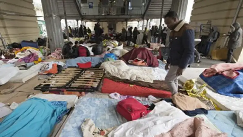 В Париже из лагеря мигрантов эвакуируют более тысячи человек