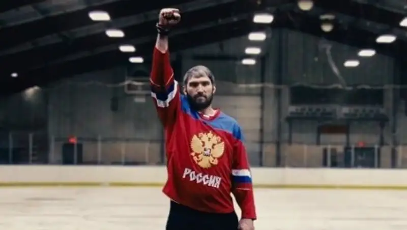 Хоккеист Овечкин снялся в новом клипе Бузовой