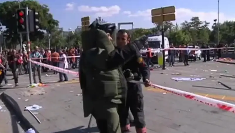 Террористок, напавших на полицейский участок в Стамбуле, заблокировали в соседнем доме