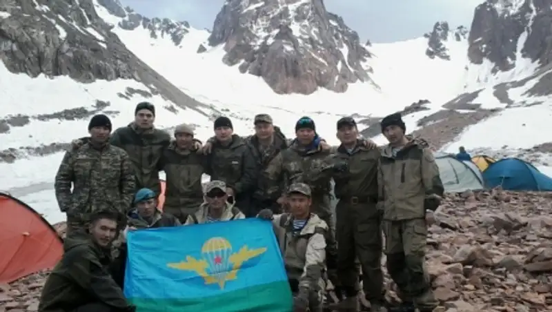 Военнослужащие аэромобильных войск Казахстана покорили пик Абая