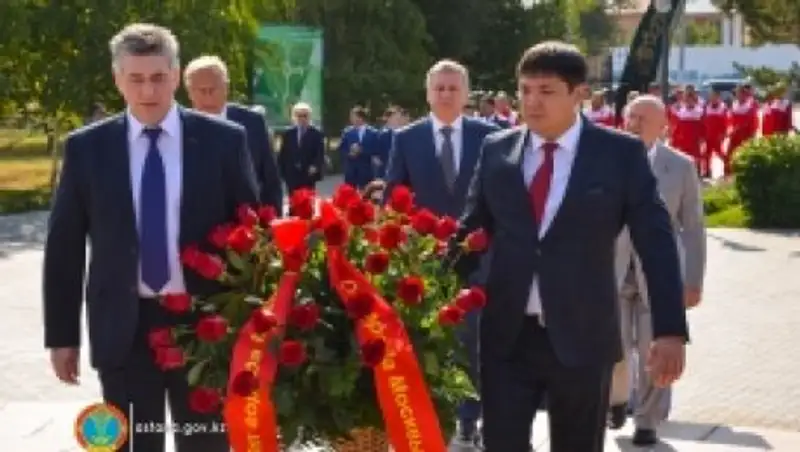 Делегации Астаны и Москвы возложили цветы к памятнику Панфилова