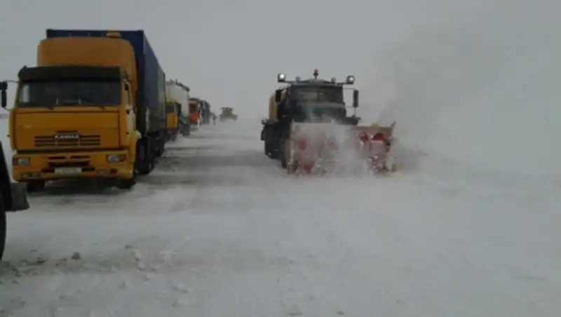 Актюбинские волонтеры помогают спасателям вызволять из снежного плена дальнобойщиков