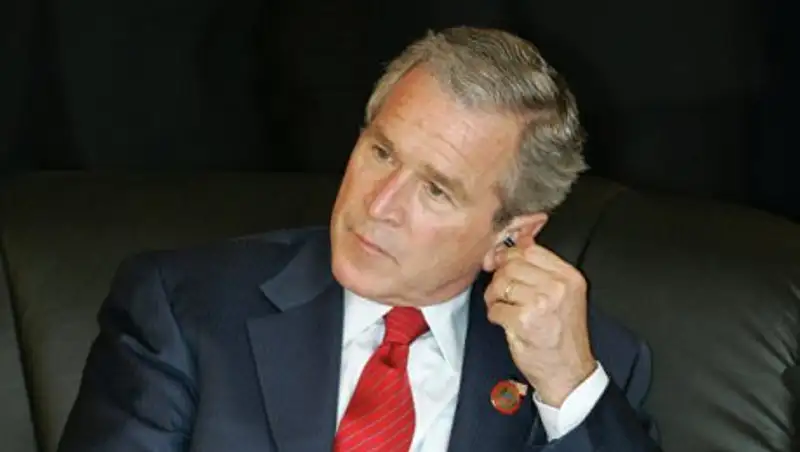 Джордж Буш-младший навестил своего отца в госпитале