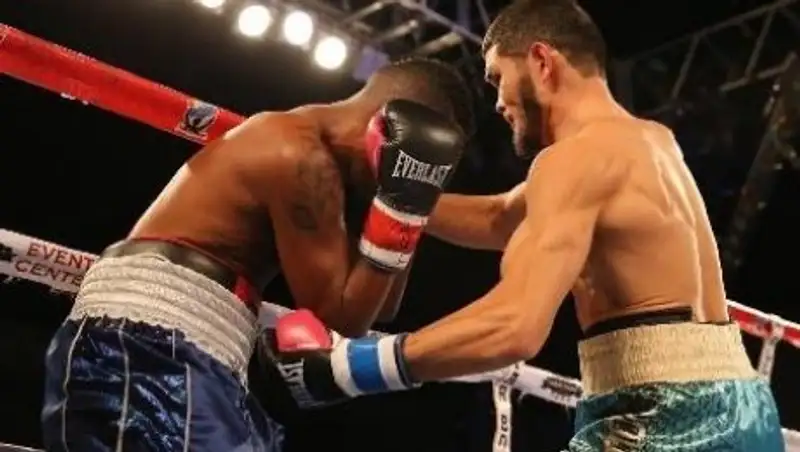 Казахстанский боксер в первом раунде нокаутировал колумбийца