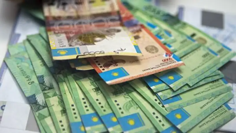 Нацвалюта держится на отметке 317 тенге за доллар