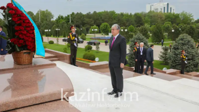 Токаев возложил цветы к Монументу независимости и гуманизма