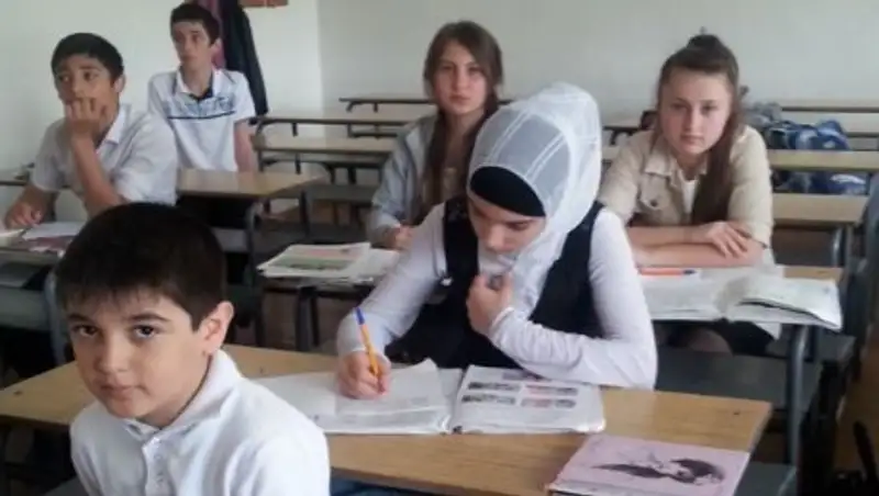 В Казахстане свыше тысячи девочек сняли платки в школах