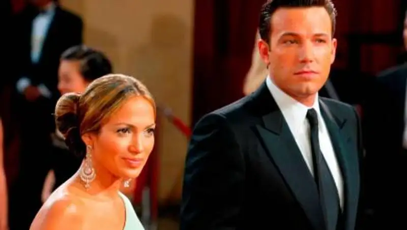 Бен Аффлек и Дженнифер Лопес застигнуты папарацци за поцелуем