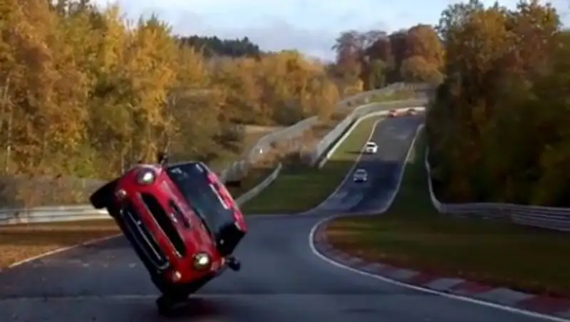 На Нюрбургринге установлен рекорд по длительности езды на 2 колесах машины