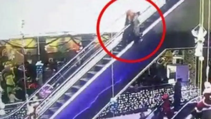 В Узбекистане в ТРЦ мать уронила ребенка с эскалатора, малыш умер