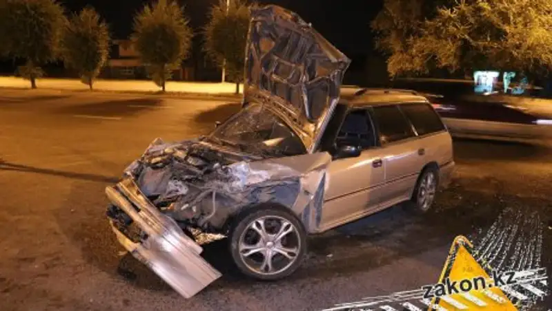 В Алматы Subaru залетела под многотонную фуру