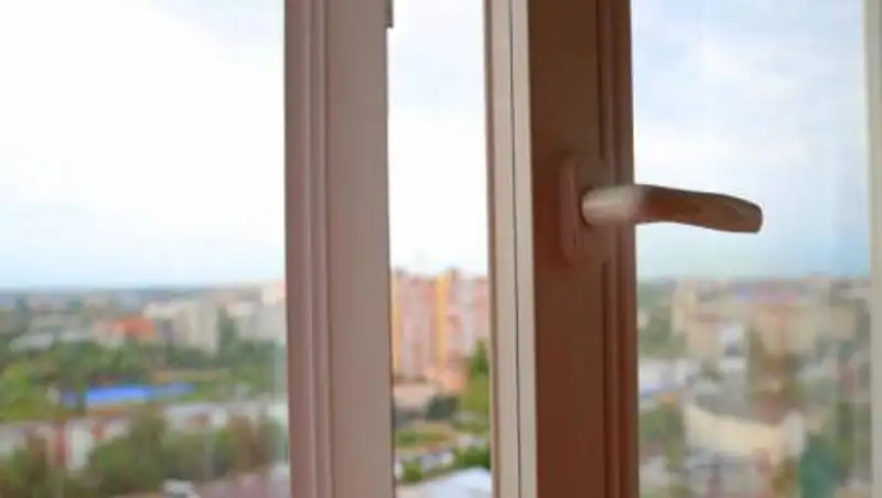 Ребенок упал с пятого этажа на машину в Нур-Султане