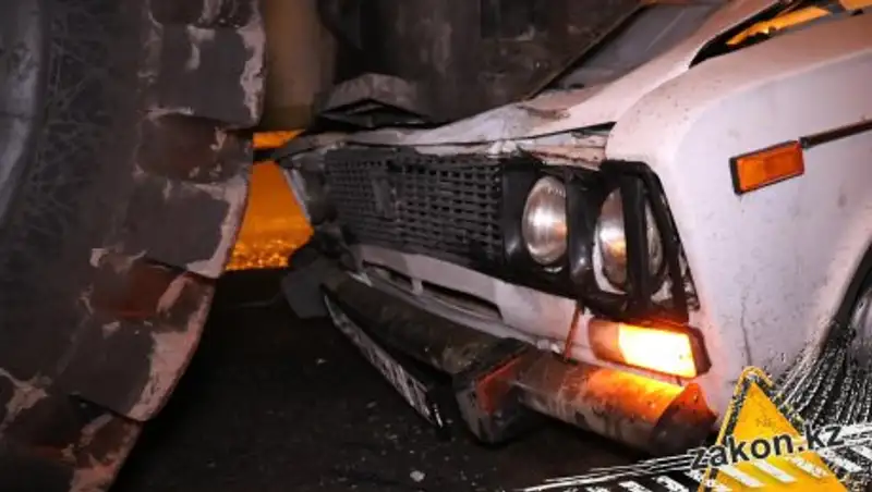 В Алматы легковушка влетела под погрузчик