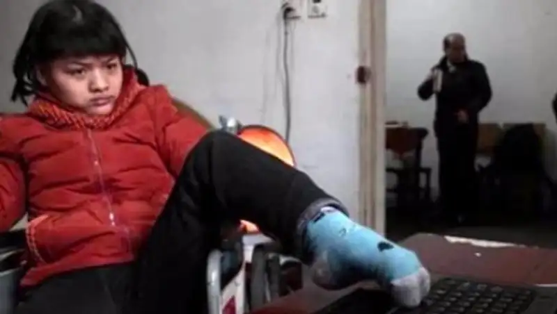 Китайская девушка-инвалид написала роман левой ногой