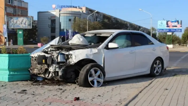 В Актау столкнулись автомобили «Ниссан» и «Тойота Камри»