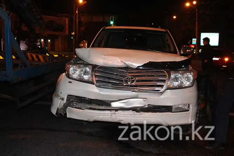В Алматы водитель джипа после столкновения с такси утверждал, что его не было в машине, фото - Новости Zakon.kz от 13.11.2013 19:39