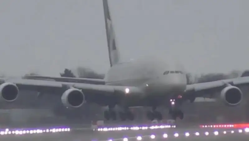 Пассажирский самолет совершил экстремальную посадку боком