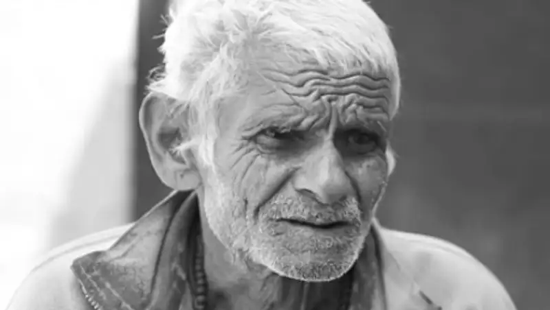 Ставший отцом в 96 лет 104-летний мужчина умер, решив покурить в постели