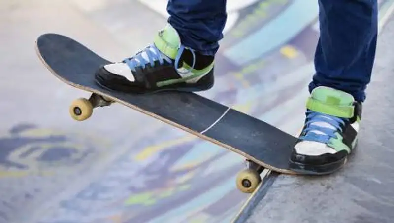 Видео с катающимися по памятнику скейтерами обсуждают в Казнете