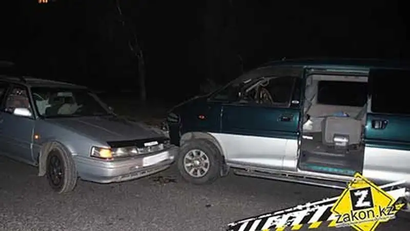 В Алматы пьяный водитель Мазды, совершив ДТП, уснул в машине