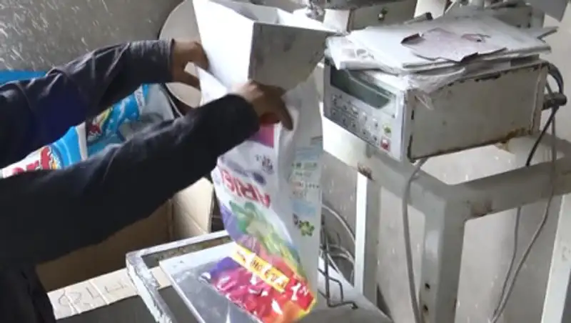 Подпольный цех по изготовлению стирального порошка "ARIEL Color" накрыли в Шымкенте