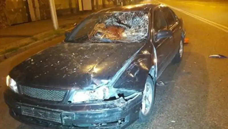 В Алматы мужчина на мопеде влетел в легковушку и пробил лобовое стекло
