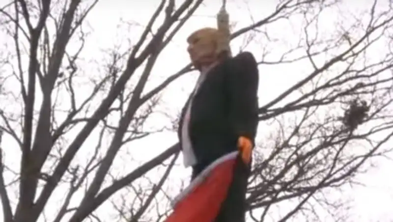 В США вздернули на дереве куклу Трампа с флагом СССР в руках