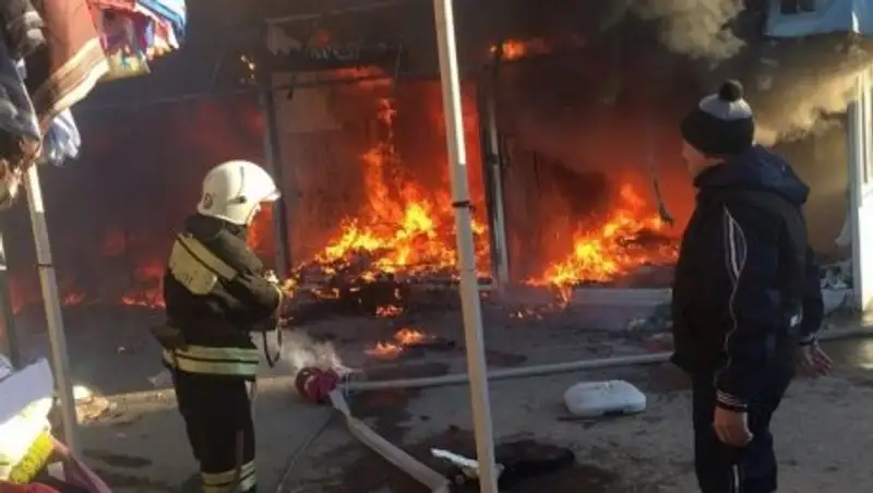 В Шымкенте горел вещевой рынок