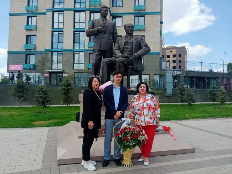 Потомки жертв политических репрессий принесли цветы к памятникам Алихана Бокейханова, Мухтара Ауэзова в Семее, фото - Новости Zakon.kz от 31.05.2023 16:12