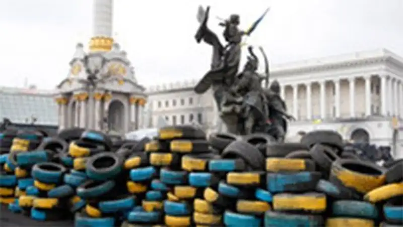 Киевские коммунальщики облагородили баррикады на Майдане