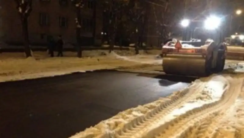 В Усть-Каменогорске очевидцы сняли укладку асфальта в снег