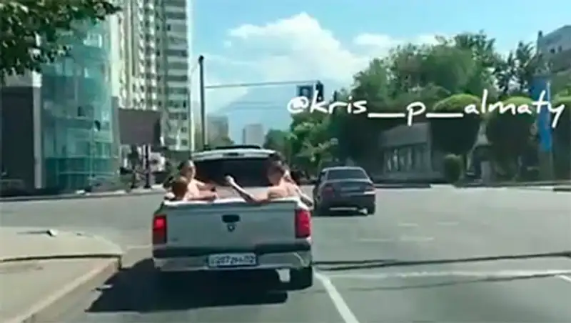 Бассейн на колесах: алматинцы проехали по улице в бассейне, устроенном в багажнике пикапа