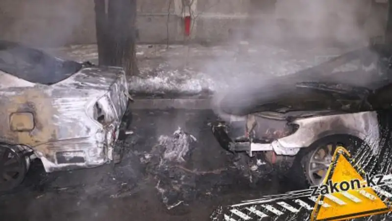 В Алматы дотла сгорели два автомобиля