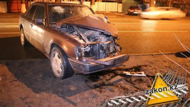 Предположительно пьяный водитель Mercedes допустил лобовое столкновение в Алматы