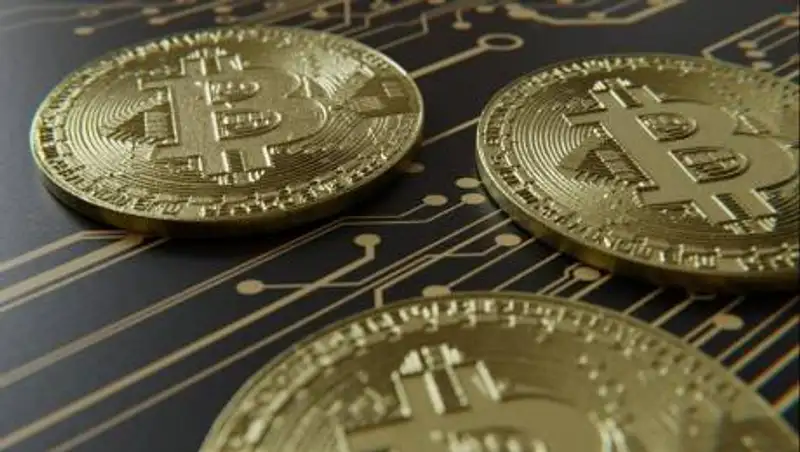 Биткоин упал в цене более чем на 17%