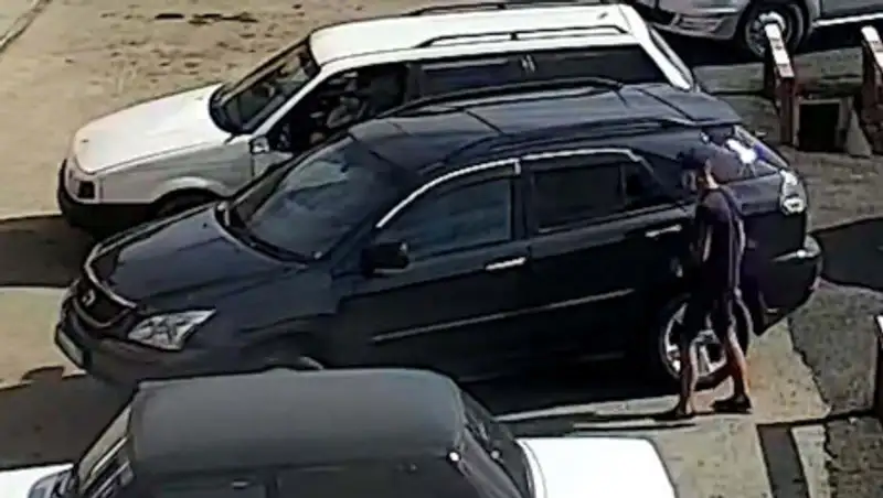 Серийный автовор попал на видео в Алматинской области