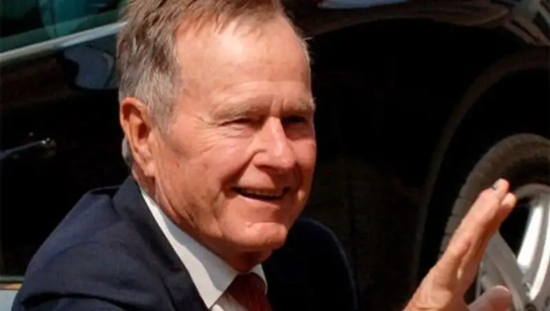 Джордж Буш-старший отметил 90-летний юбилей прыжком с парашютом