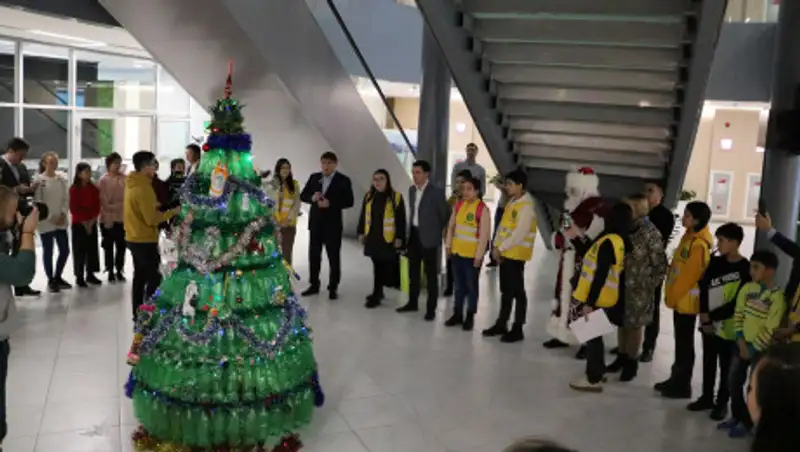 В Нур-Султане установили елку из пластиковой тары