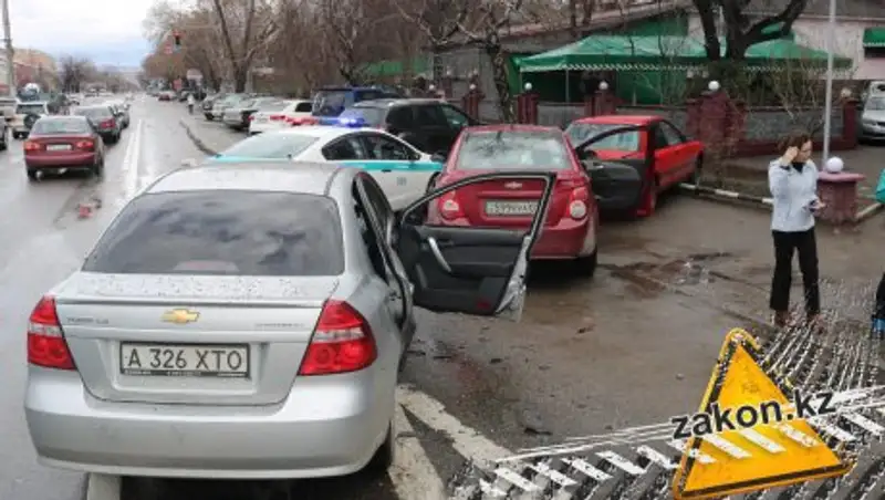 Женщина и ребенок пострадали при столкновении двух одинаковых авто в Алматы