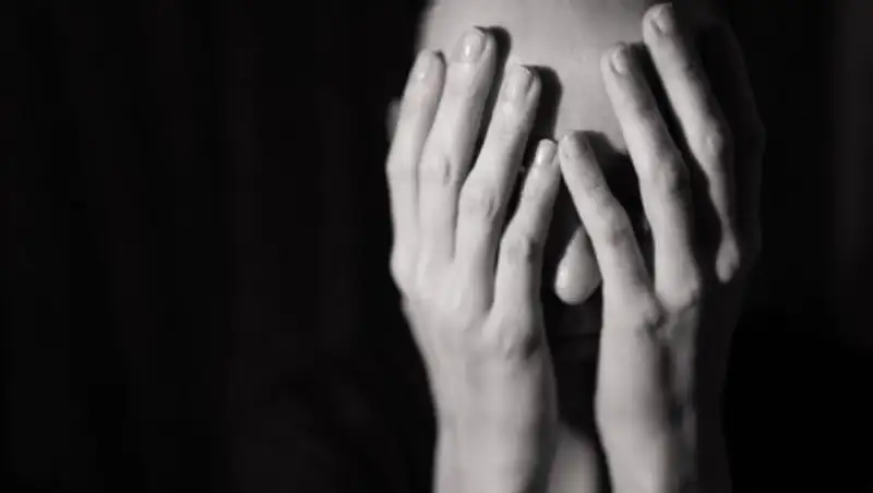 Девушка спрыгнула с моста на оживленном проспекте Алматы