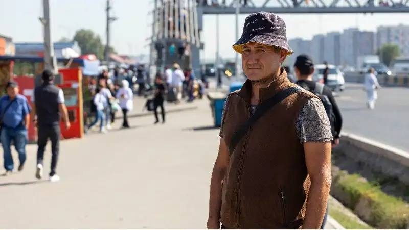 соискатель работы на улице, фото - Новости Zakon.kz от 26.09.2022 10:31