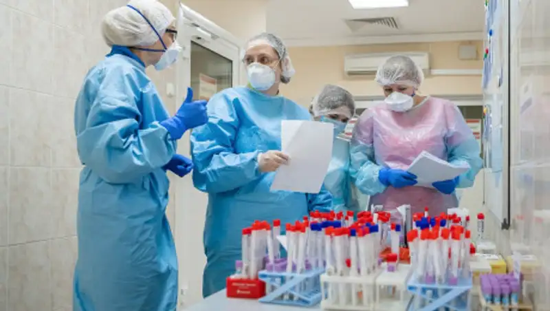 Почти 5 тыс. медиков борются с КВИ в Алматы