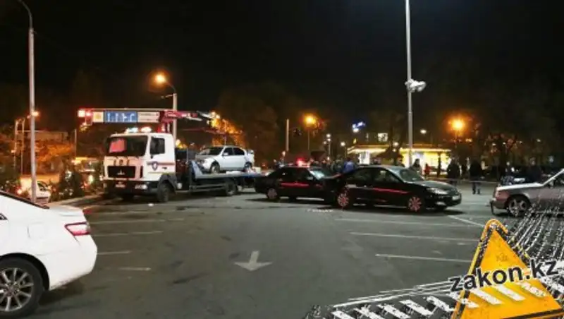 Шесть машин на парковке ТЦ «собрал» один водитель на чужом Mercedes