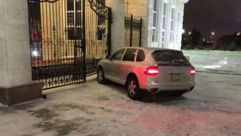 В ворота Акорды врезался Porsche Cayenne