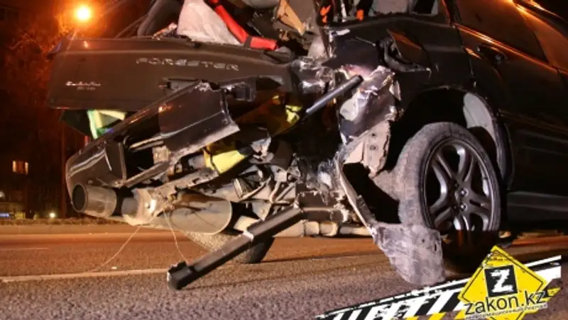 В Алматы девушка-водитель не справилась с управлением и вдребезги разбила свою машину