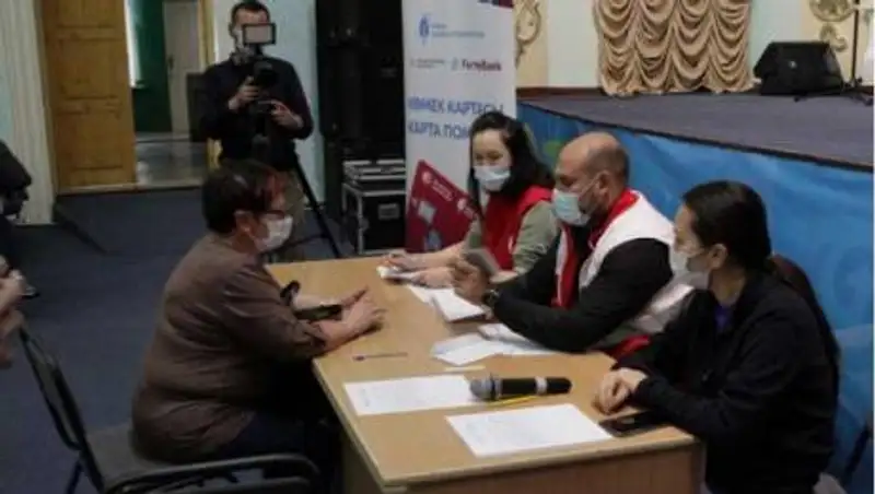 Семьям, пострадавшим от крупного пожара в Риддере, вручают деньги и гуманитарную помощь