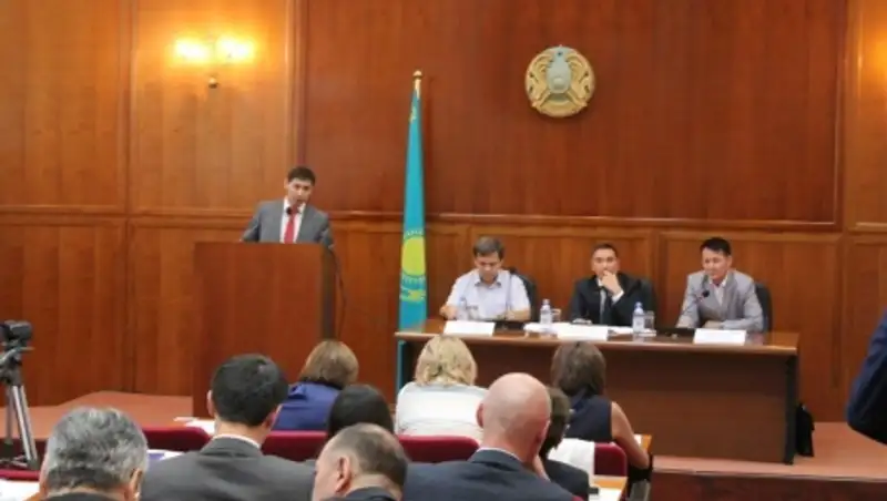 Новые сотрудники казахстанских госслужб не смогут сразу занимать высокие должности