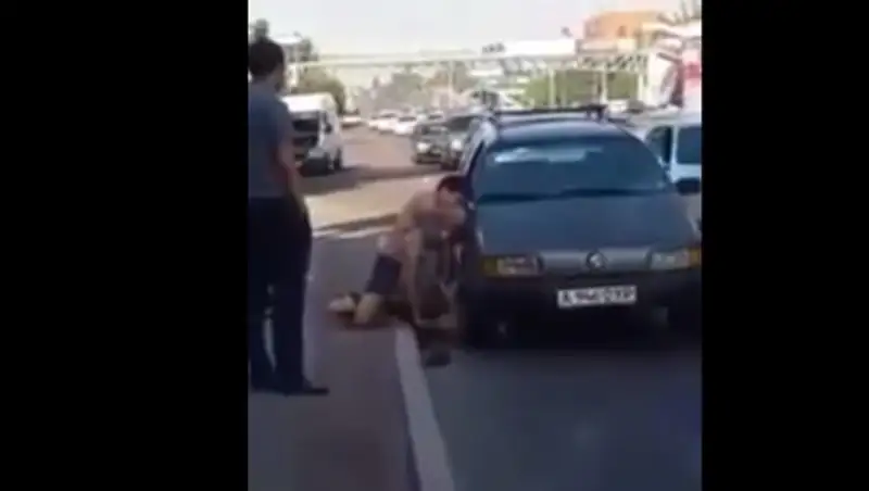 В полиции Алматы прокомментировали шокирующее видео, на котором душат мужчину